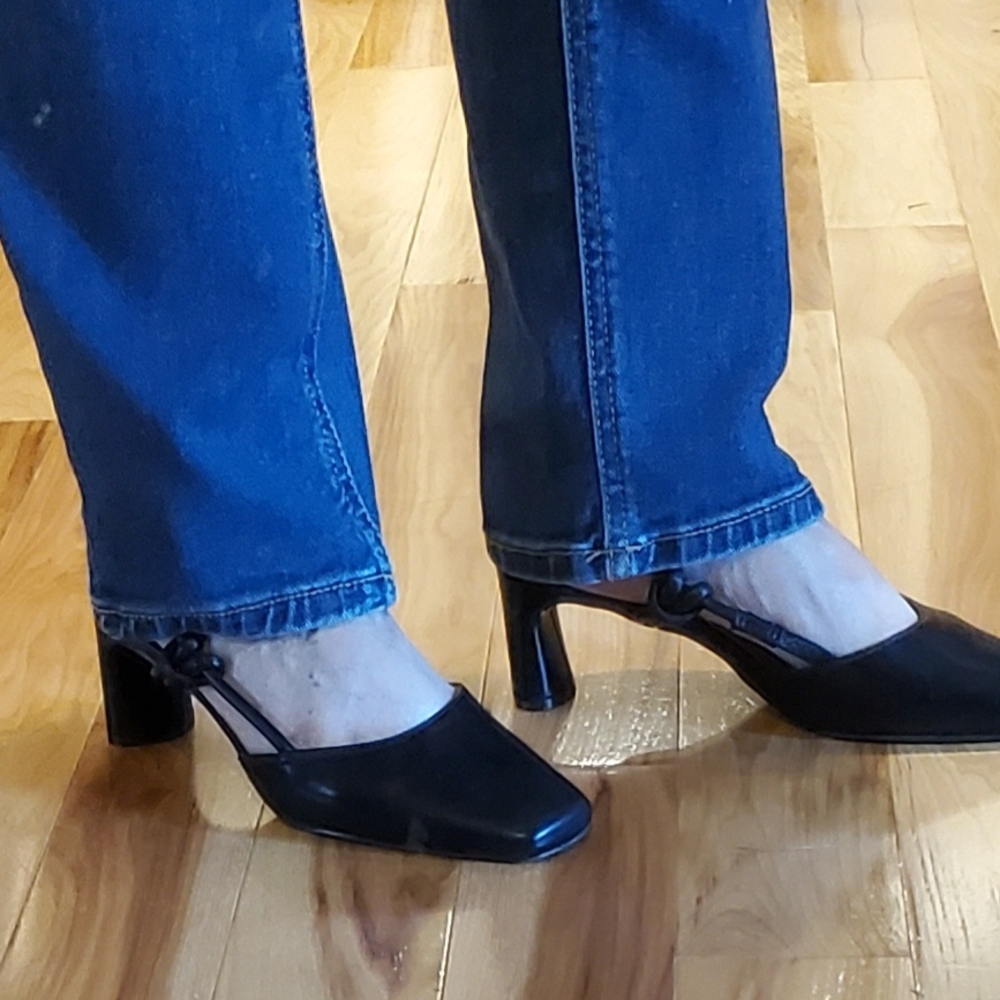 Journee Collection Black Slingback Heels - Picture 4 of 7